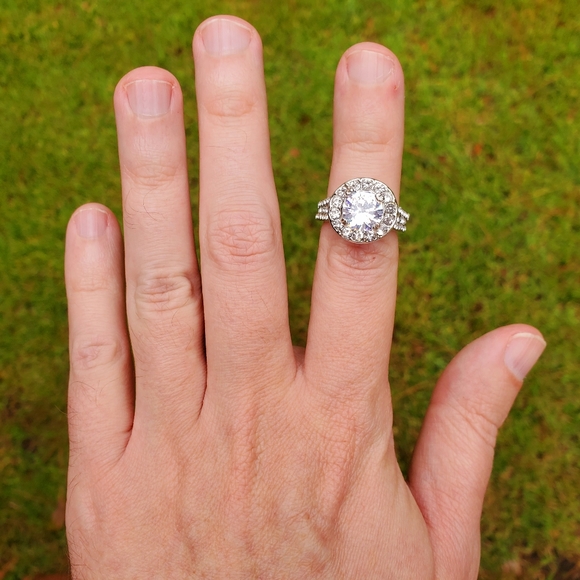 Refracting Light Round Cut Diamond Gem Ring Size 7 - Picture 7 of 10